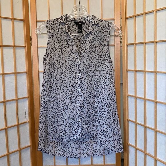 3/$20 H&M sleeveless Buttondown w/ collar - Picture 1 of 8
